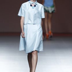 Chaqueta y falda azul bebé de la colección primavera/verano 2014 de Moisés Nieto en Madrid Fashion Week