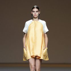 Vestido amarillo de la colección primavera/verano 2014 de Moisés Nieto en Madrid Fashion Week