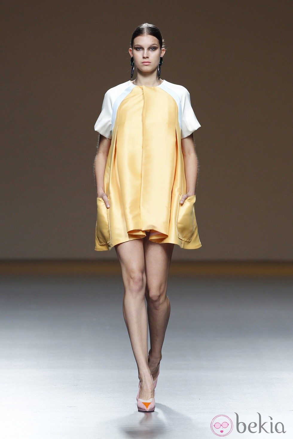 Vestido amarillo de la colección primavera/verano 2014 de Moisés Nieto en Madrid Fashion Week