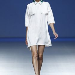 Vestido blanco de la colección primavera/verano 2014 de Moisés Nieto en Madrid Fashion Week