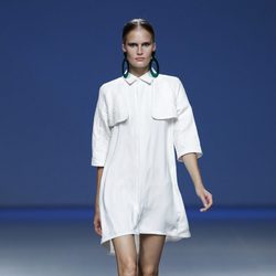 Vestido blanco de la colección primavera/verano 2014 de Moisés Nieto en Madrid Fashion Week