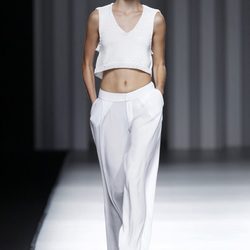 Crop top y pantalón blanco de la colección primavera/verano 2014 de Sita Murt en Madrid Fashion Week