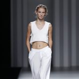 Crop top y pantalón blanco de la colección primavera/verano 2014 de Sita Murt en Madrid Fashion Week