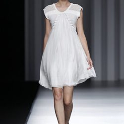 Vestido blanco de la colección primavera/verano 2014 de Sita Murt en Madrid Fashion Week