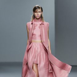 Conjunto rosa de la colección Juan Vidal primavera/verano 2014 en Madrid Fashion Week