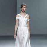 Vestido blanco plisado de la colección Juan Vidal primavera/verano 2014 en Madrid Fashion Week