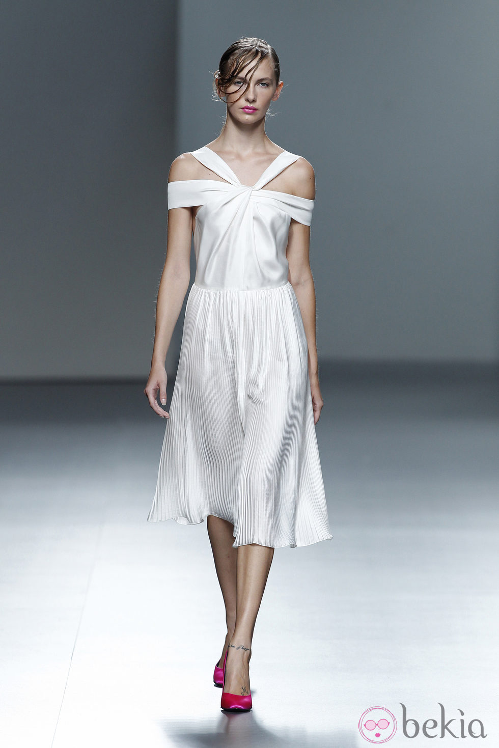 Vestido blanco plisado de la colección Juan Vidal primavera/verano 2014 en Madrid Fashion Week
