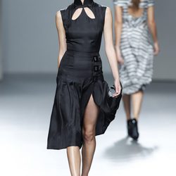 Vestido negro de la colección Juan Vidal primavera/verano 2014 en Madrid Fashion Week