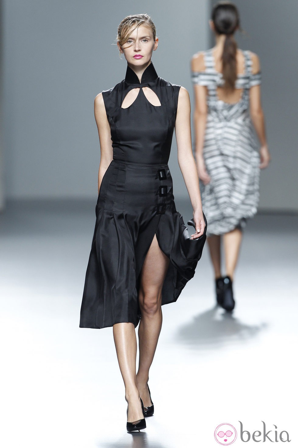 Vestido negro de la colección Juan Vidal primavera/verano 2014 en Madrid Fashion Week