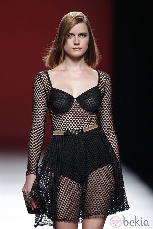 Vestido de rejilla de la colección primavera/verano 2014 de María Escoté en Madrid Fashion Week