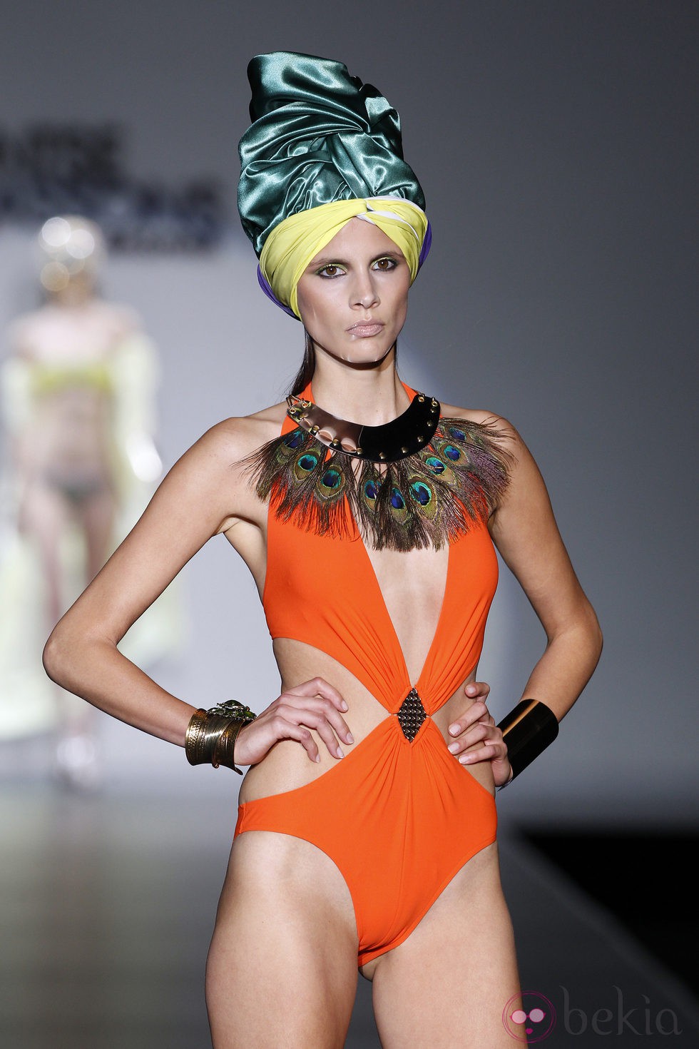 Bañandor naranja flúor de la colección primavera/verano 2014 de Montse Bassons en Madrid Fashion Week
