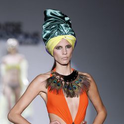 Bañandor naranja flúor de la colección primavera/verano 2014 de Montse Bassons en Madrid Fashion Week