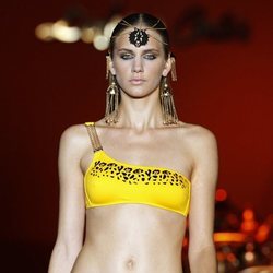 Biquini amarillo de la colección primavera/verano 2014 de Dolores Cortés en Madrid Fashion Week