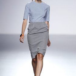 Vestido gris y azul de la colección primavera/verano 2014 de Manémané en la pasarela EGO Madrid Fashion Week