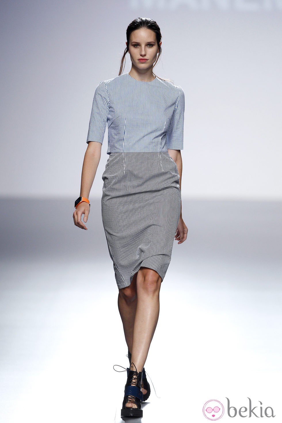 Vestido gris y azul de la colección primavera/verano 2014 de Manémané en la pasarela EGO Madrid Fashion Week