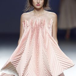 Vestido geométrico de la colección primavera/verano 2014 de Eva Soto Conde en el EGO Madrid Fashion Week