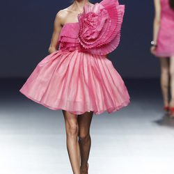 Vestido rosa geométrico de la colección primavera/verano 2014 de Eva Soto Conde en el EGO Madrid Fashion Week