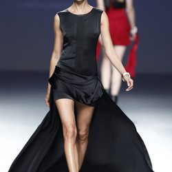 Vestido negro de la colección primavera/verano 2014 de Lorena Saravia en el EGO Madrid Fashion Week