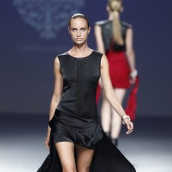 Vestido negro de la colección primavera/verano 2014 de Lorena Saravia en el EGO Madrid Fashion Week