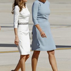 La Princesa Letizia charlando con Máxima de Holanda a su llegada a España
