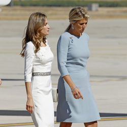 La Princesa Letizia charlando con Máxima de Holanda a su llegada a España