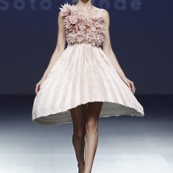 Vestido con falda de campana de la colección primavera/verano 2014 de Eva Soto Conde en el EGO Madrid Fashion Week.