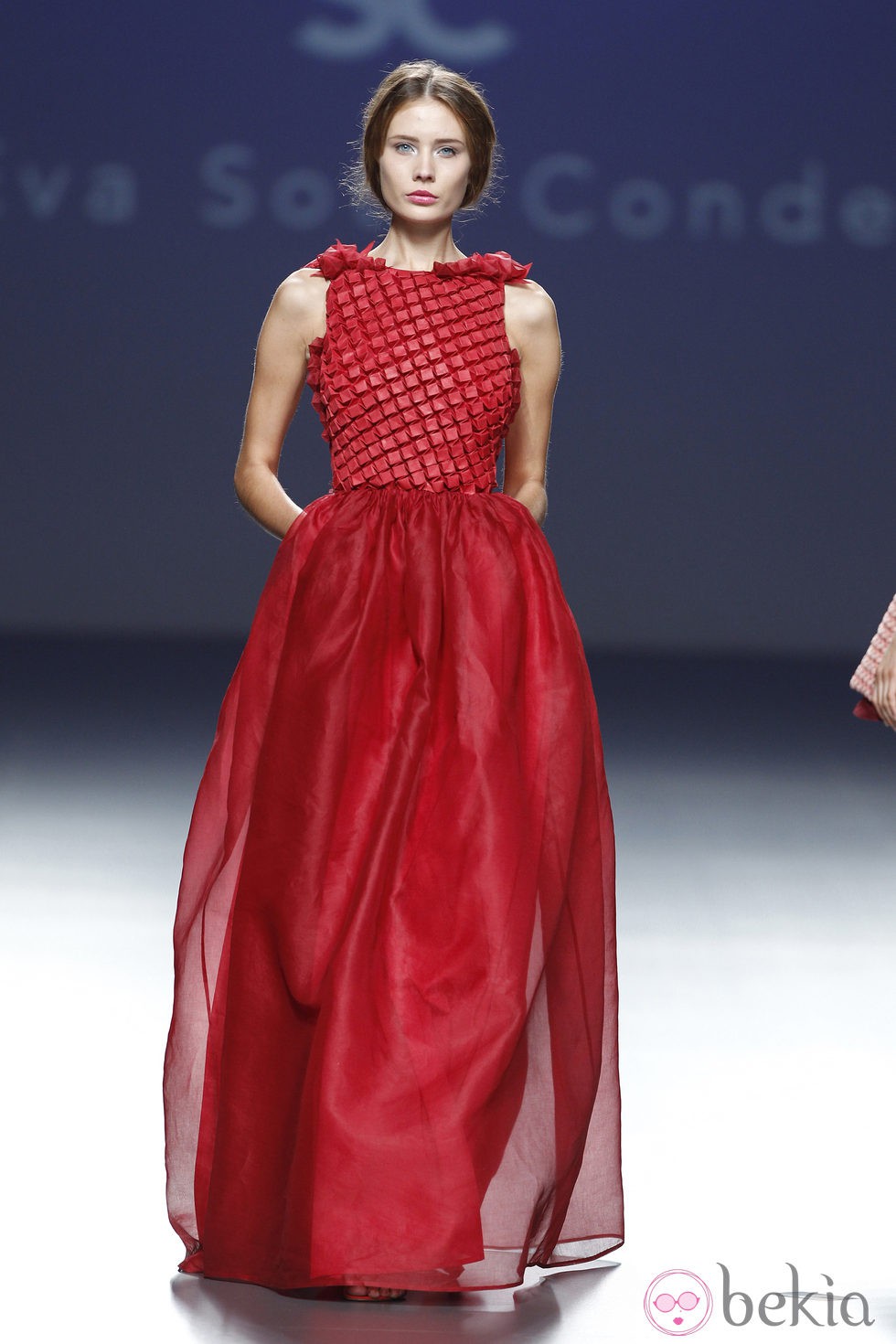 Vestido rojo con corsé de la colección primavera/verano 2014 de Eva Soto Conde en el EGO Madrid Fashion Week.