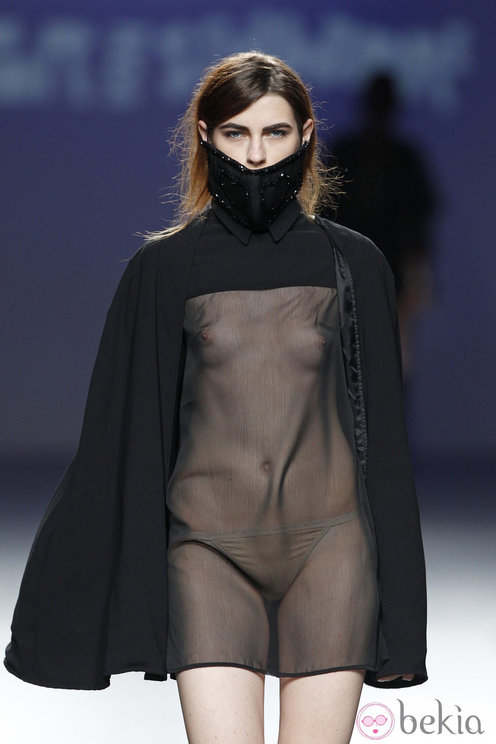 Capa negra de transparencias de la colección primavera/verano 2014 de Victor von Schawarz en el EGO Madrid Fashion Week