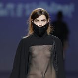 Capa negra de transparencias de la colección primavera/verano 2014 de Victor von Schawarz en el EGO Madrid Fashion Week