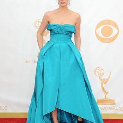 Jessica Paré con un vestido de Oscar de la Renta en la alfombra roja de los premios Emmy 2013
