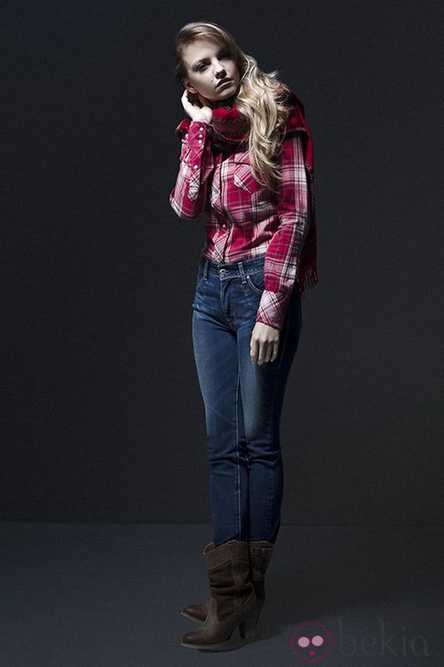 Laura Hayden con un look de camisa y vaqueros de la colección otoño/invierno 2013 de Levi's