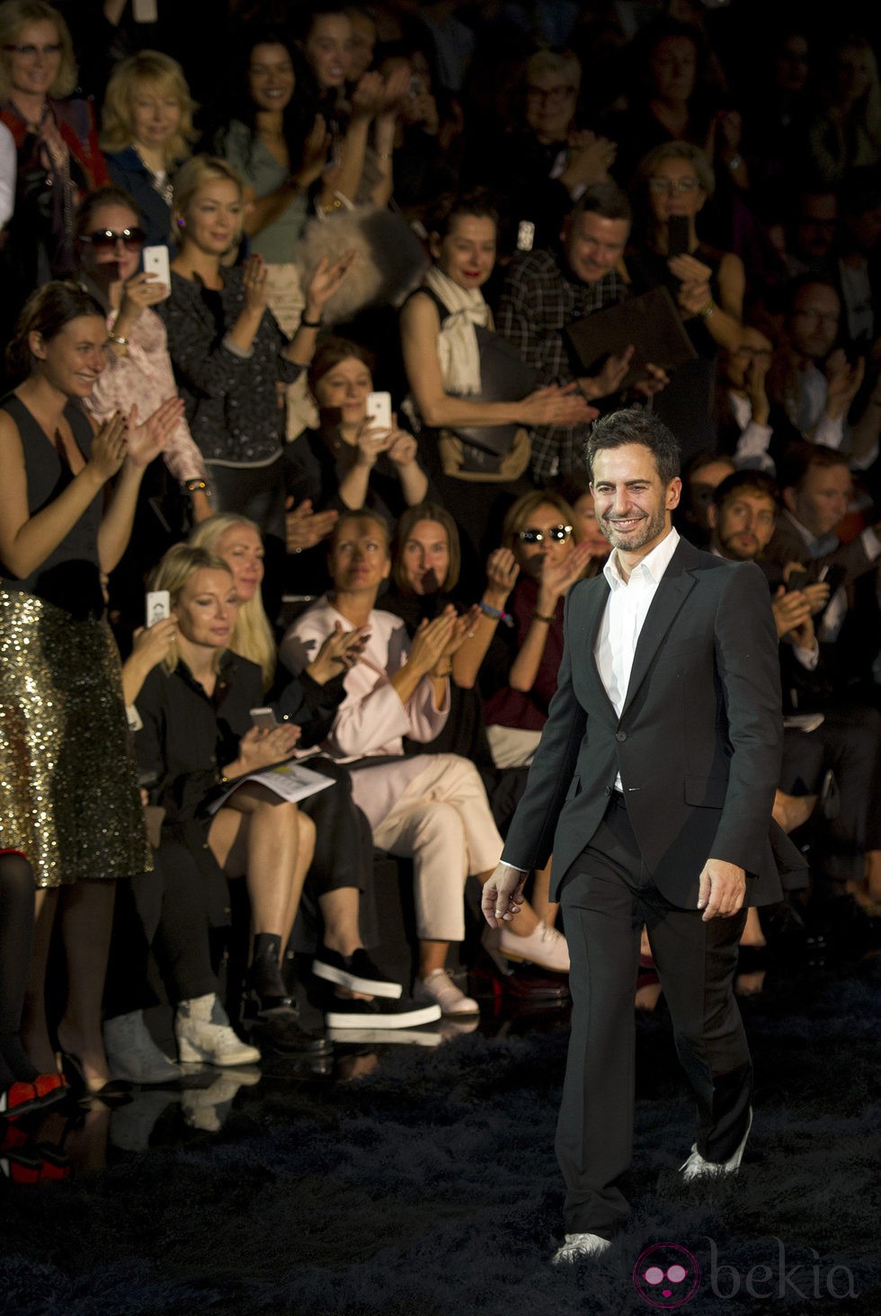 Marc Jacobs saluda tras su último desfile como diseñador de Louis Vuitton