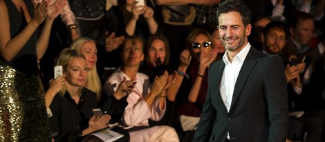 Marc Jacobs saluda tras su último desfile como diseñador de Louis Vuitton