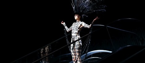 Edie Campbell inaugura el desfile primavera/verano 2014 de Louis Vuitton en Paris