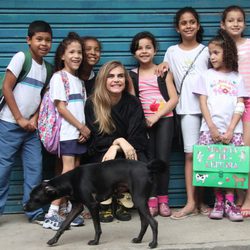 Cara Delevingne con unos niños durante una sesión de fotos en Río de Janeiro, Brasil