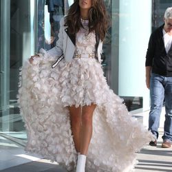 Alessandra Ambrosio con un vestido de plumas de Chanel en Beverly Hills