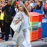 Cara Delevingne posando con un total look durante el shooting de la campaña primavera/verano 2014 de DKNY