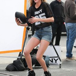 Cara Delevingne ríe durante el shooting de la campaña primavera/verano 2014 de DKNY