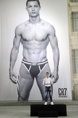 Cristiano Ronaldo promociona su línea de ropa interior con una fotografía  suya de 15 metros - Bekia Moda