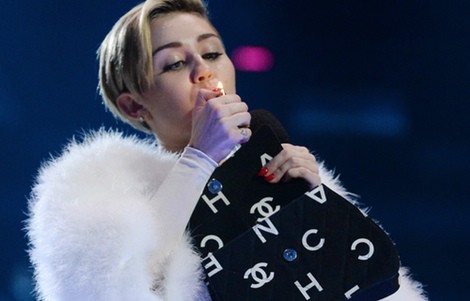 Miley Cyrus saca de su bolso Chanel un porro en los MTV EMA 2013