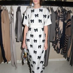 Alexa Chung en la tienda de Stella McCartney durante la Vogue Fashion's Night Out 2011 de Londres