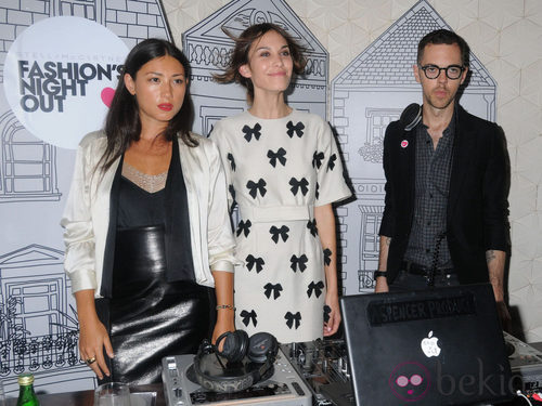 Alexa Chung y amigos en la Vogue Fashion's Night Out 2011 de Londres