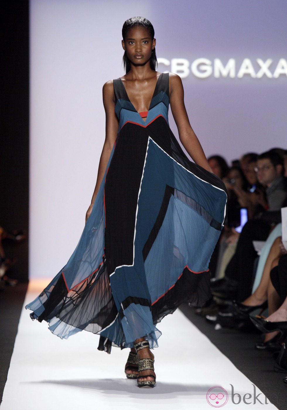 Vestido con escote pico de BCBG Max Azria, colección primavera de 2012