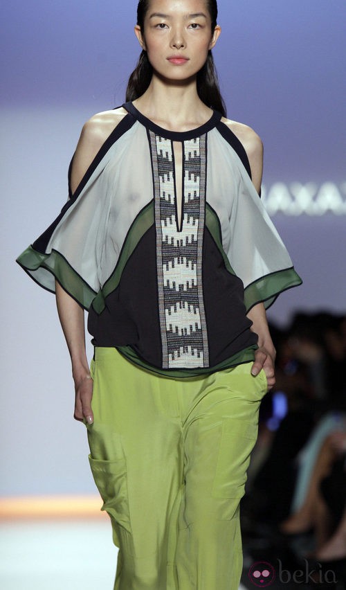 Camisa con hombros al aire de BCBG Max Azria, colección primavera de 2012