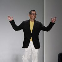 Tadashi Shoji saluda al público tras presentar su colección para primavera de 2012