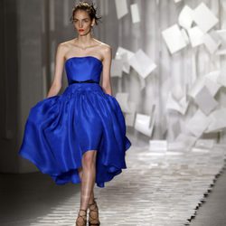 Vestido azul con falda abullonada de Jason Wu, colección primavera de 2012