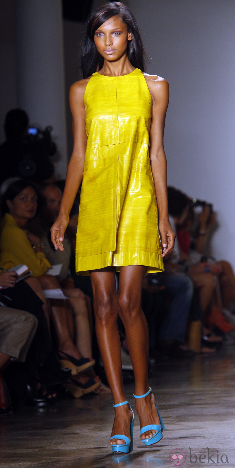 Vestido amarillo plástico de Peter Som, colección primavera de 2012