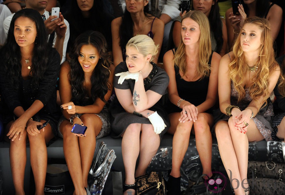 Front row de Charlotte Ronson con Kelly Osbourne, Nicky Hilton y Whitney Port