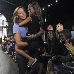 Donna Karan, con su nieta, saluda tras el desfile de DKNY, colección primavera 2012
