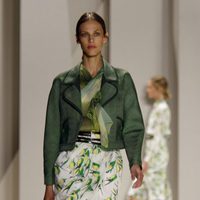 Traje de chaqueta verde de Carolina Herrera, colección primavera 2012
